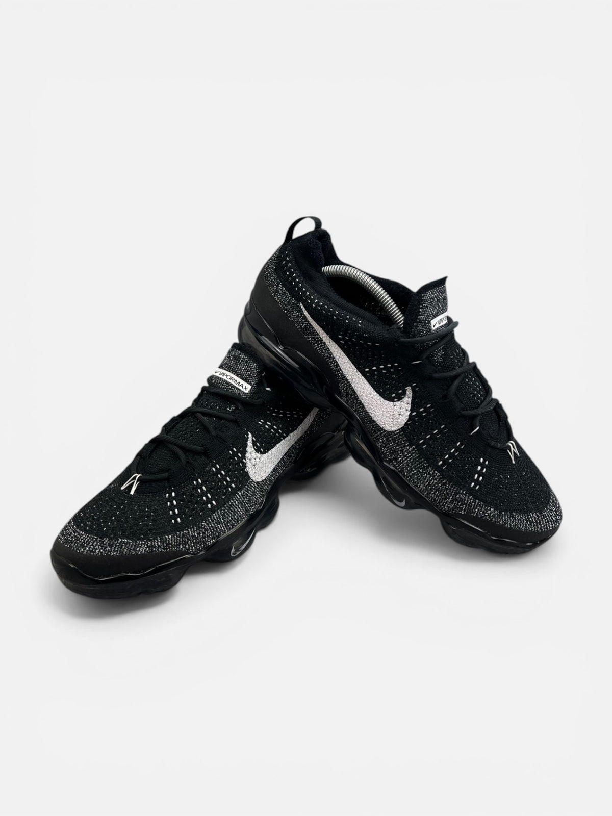 Nike Air VaporMax 2023 Flyknit Oreo — buty sportowe męskie w bardzo dobrym stanie rozmiar 44, boczny profil