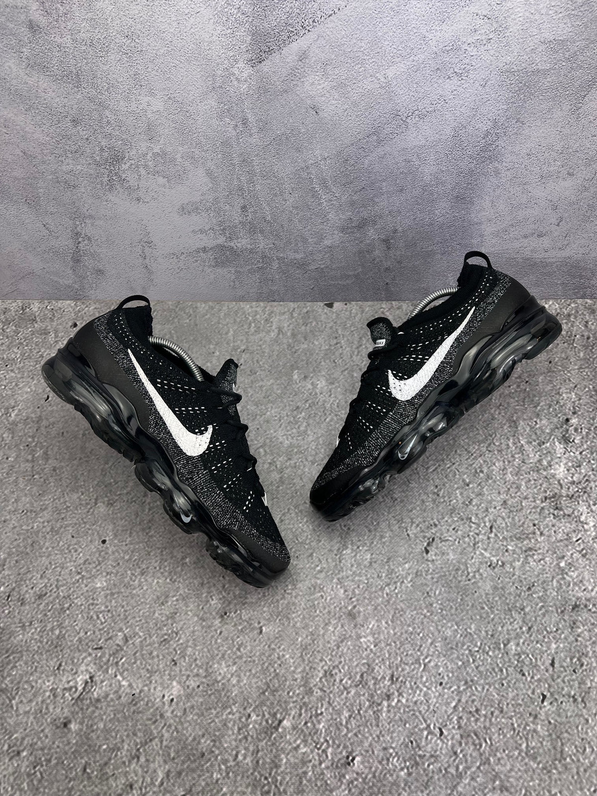 Nike Air VaporMax 2023 Flyknit Oreo — buty sportowe męskie w bardzo dobrym stanie rozmiar 44, widok z góry na zewnętrzną stronę butów