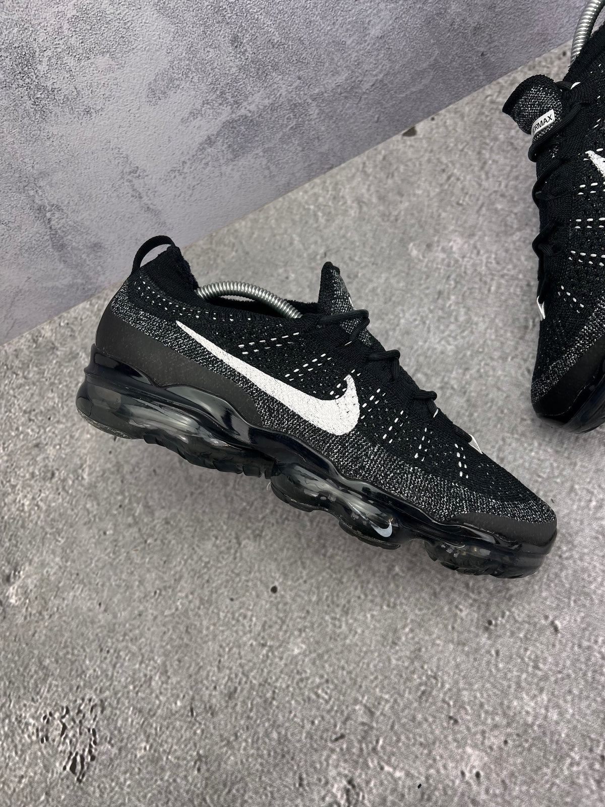 Nike Air VaporMax 2023 Flyknit Oreo — buty sportowe męskie w bardzo dobrym stanie rozmiar 44, zewnętrzny panel prawego buta