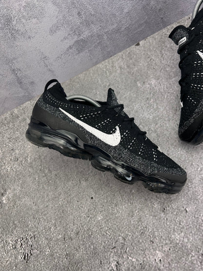 Nike Air VaporMax 2023 Flyknit Oreo — buty sportowe męskie w bardzo dobrym stanie rozmiar 44, zewnętrzny panel prawego buta