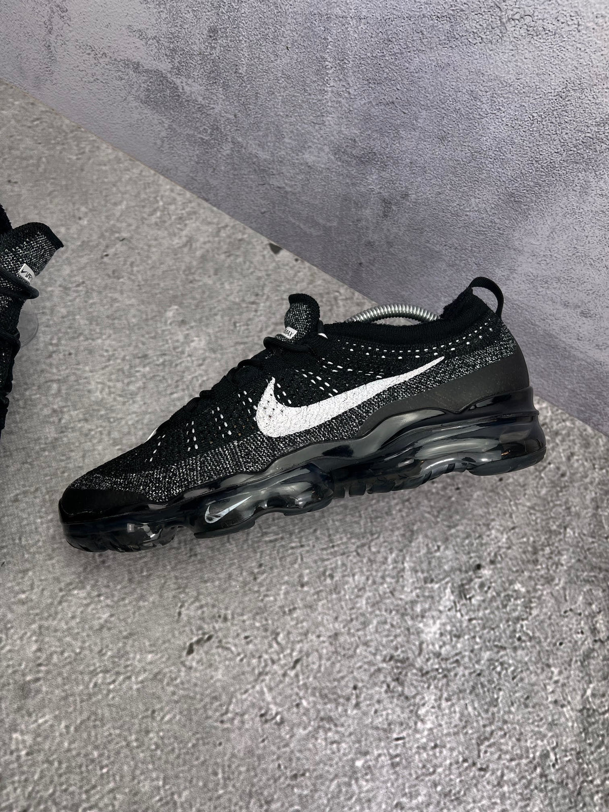 Nike Air VaporMax 2023 Flyknit Oreo — buty sportowe męskie w bardzo dobrym stanie rozmiar 44, zewnętrzny panel lewego buta