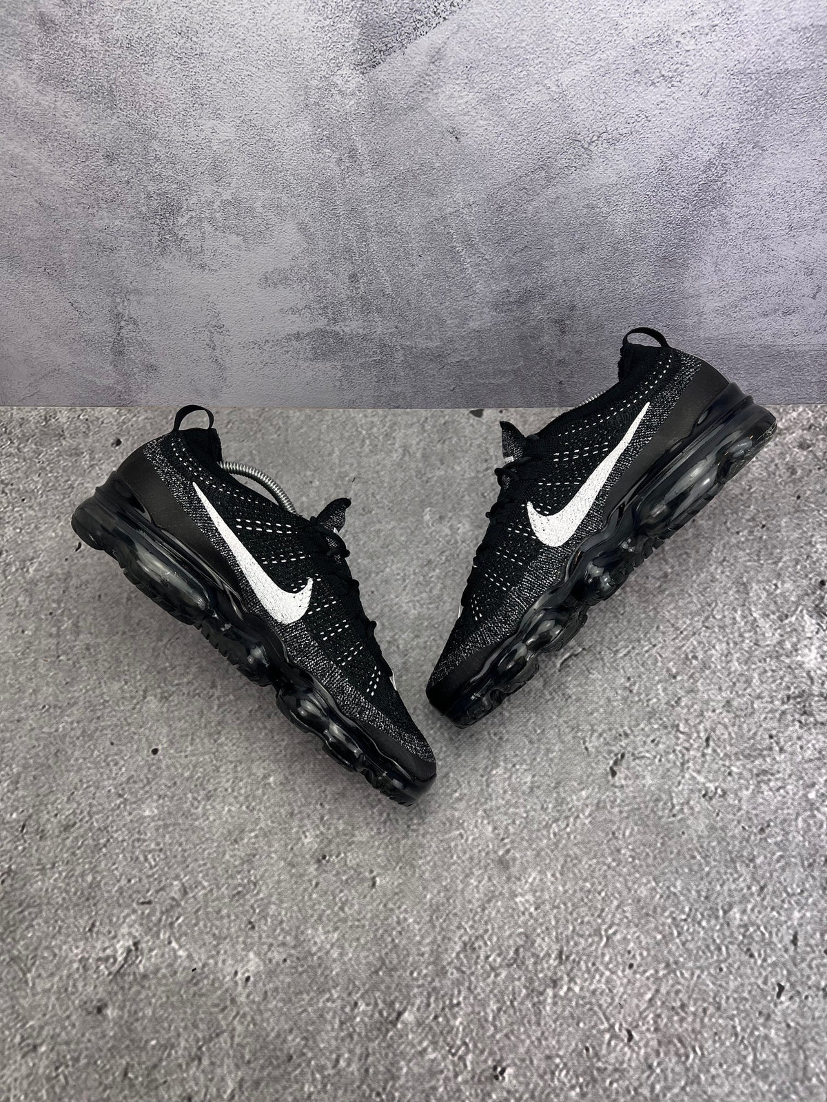 Nike Air VaporMax 2023 Flyknit Oreo — buty sportowe męskie w bardzo dobrym stanie rozmiar 44, widok z góry na wewnętrzną stronę butów
