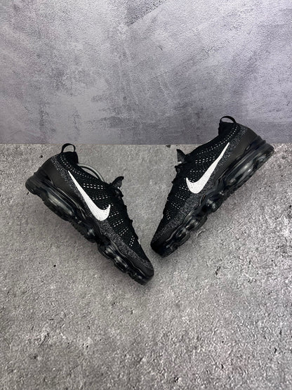 Nike Air VaporMax 2023 Flyknit Oreo — buty sportowe męskie w bardzo dobrym stanie rozmiar 44, widok z góry na wewnętrzną stronę butów
