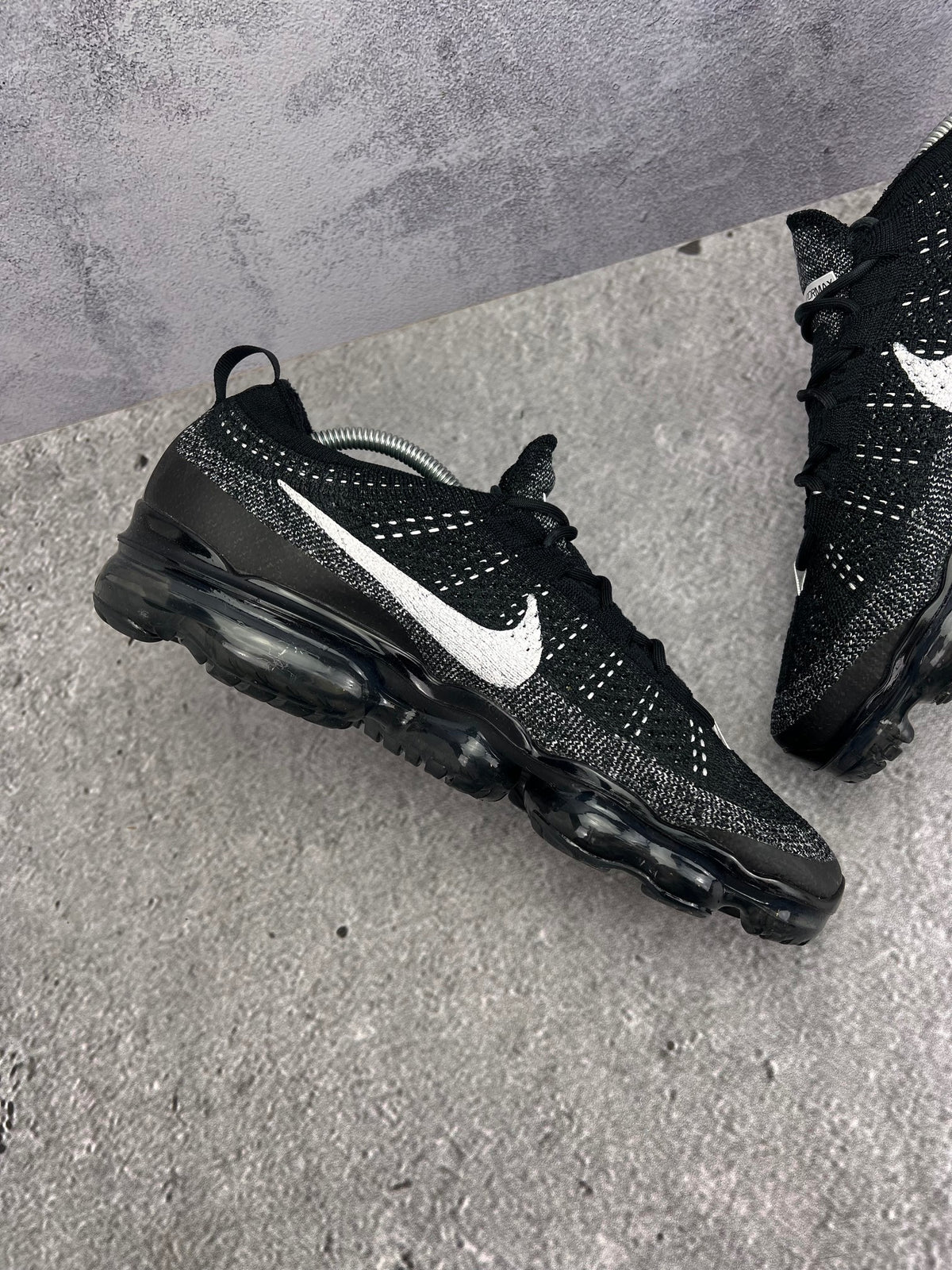 Nike Air VaporMax 2023 Flyknit Oreo — buty sportowe męskie w bardzo dobrym stanie rozmiar 44, wewnętrzny panel lewego buta