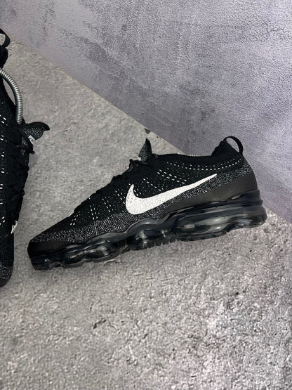 Nike Air VaporMax 2023 Flyknit Oreo — buty sportowe męskie w bardzo dobrym stanie rozmiar 44, wewnętrzny panel prawego buta