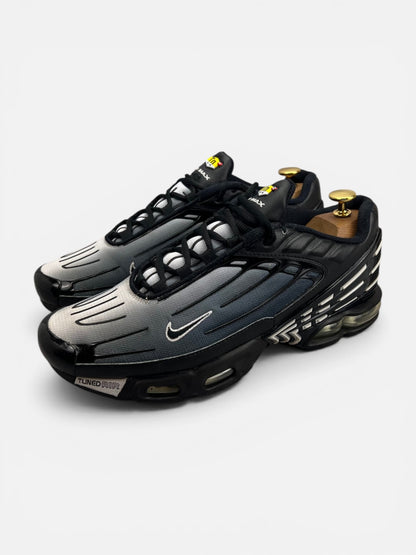 Nike Air Max Plus 3 Black White — buty sportowe męskie w bardzo dobrym stanie rozmiar 44, widok z boku
