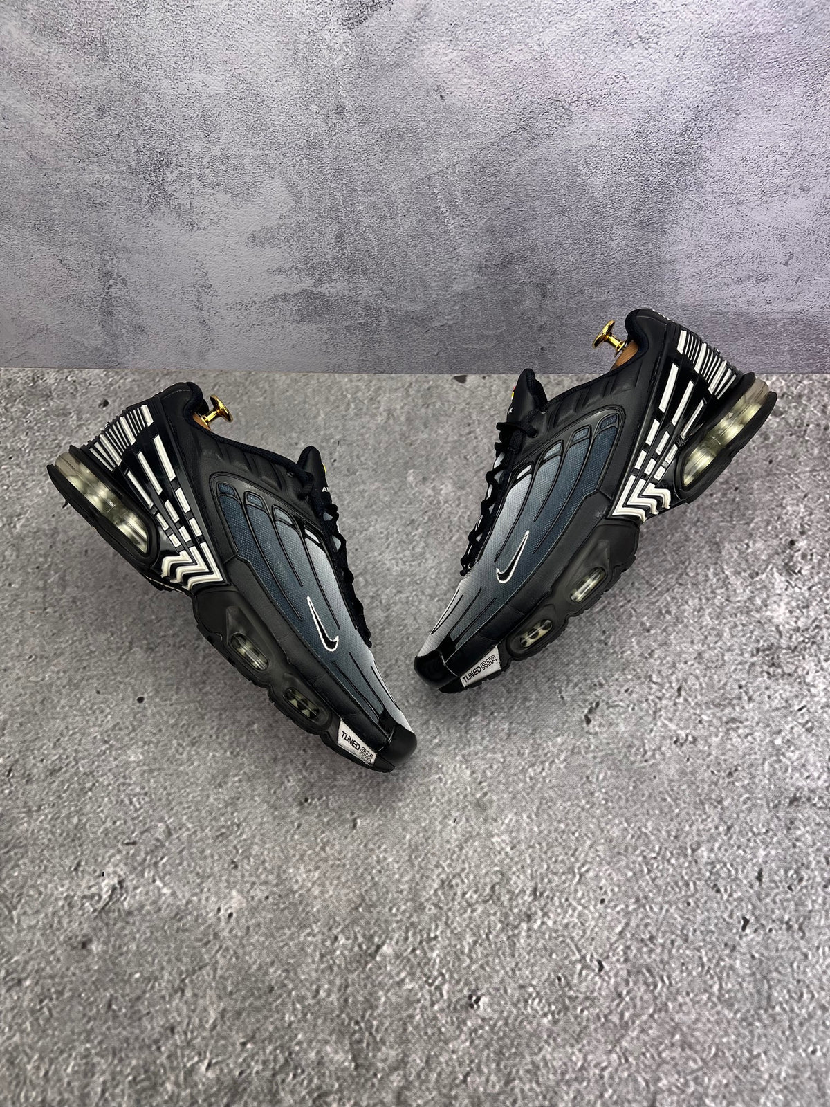 Nike Air Max Plus 3 Black White — buty sportowe męskie w bardzo dobrym stanie rozmiar 44, widok z góry na zewnętrzną stronę butów