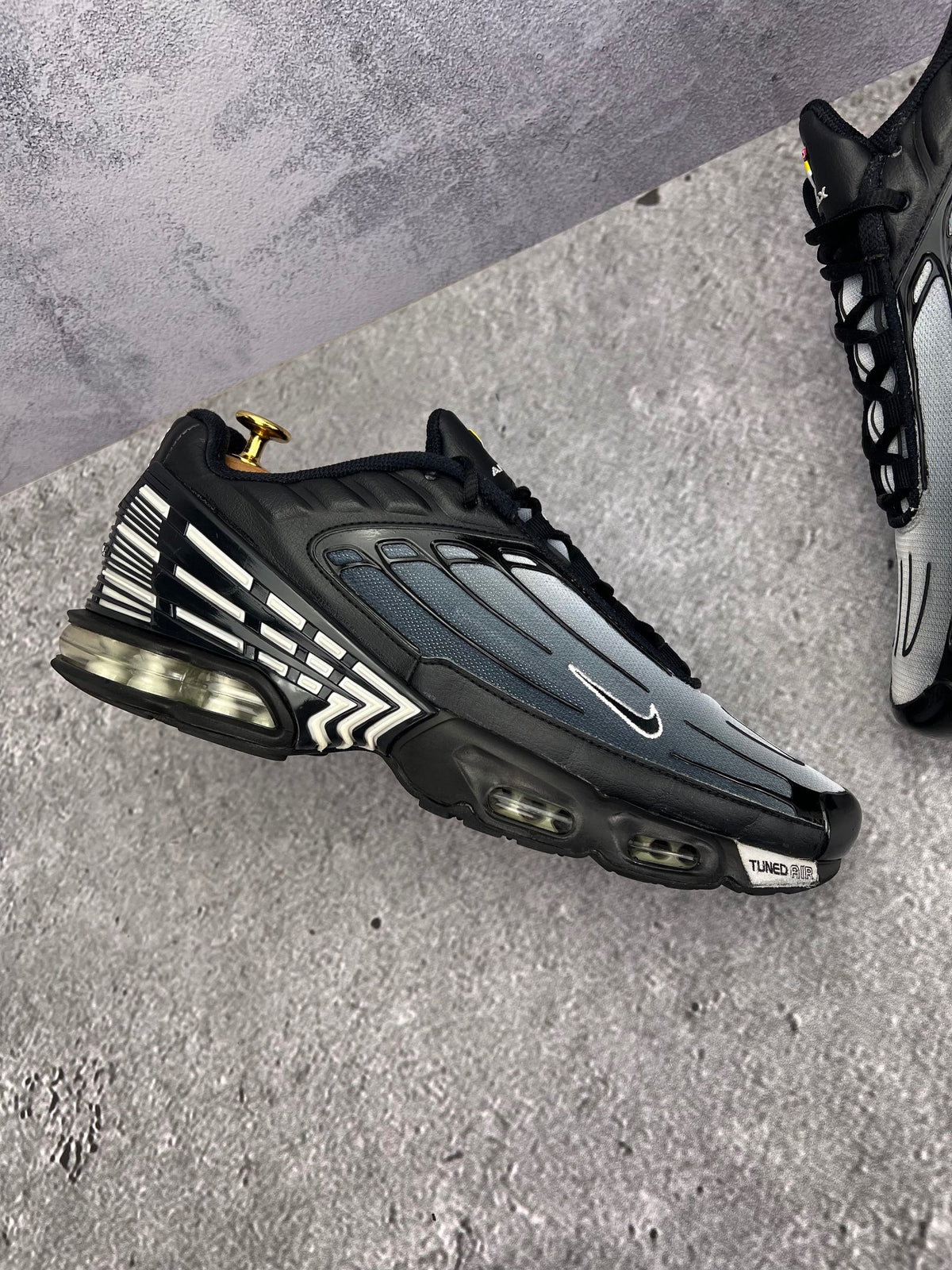 Nike Air Max Plus 3 Black White — buty sportowe męskie w bardzo dobrym stanie rozmiar 44, zewnętrzny panel prawego buta