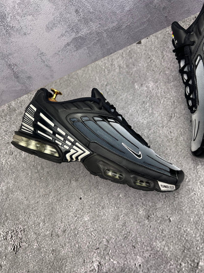 Nike Air Max Plus 3 Black White — buty sportowe męskie w bardzo dobrym stanie rozmiar 44, zewnętrzny panel prawego buta