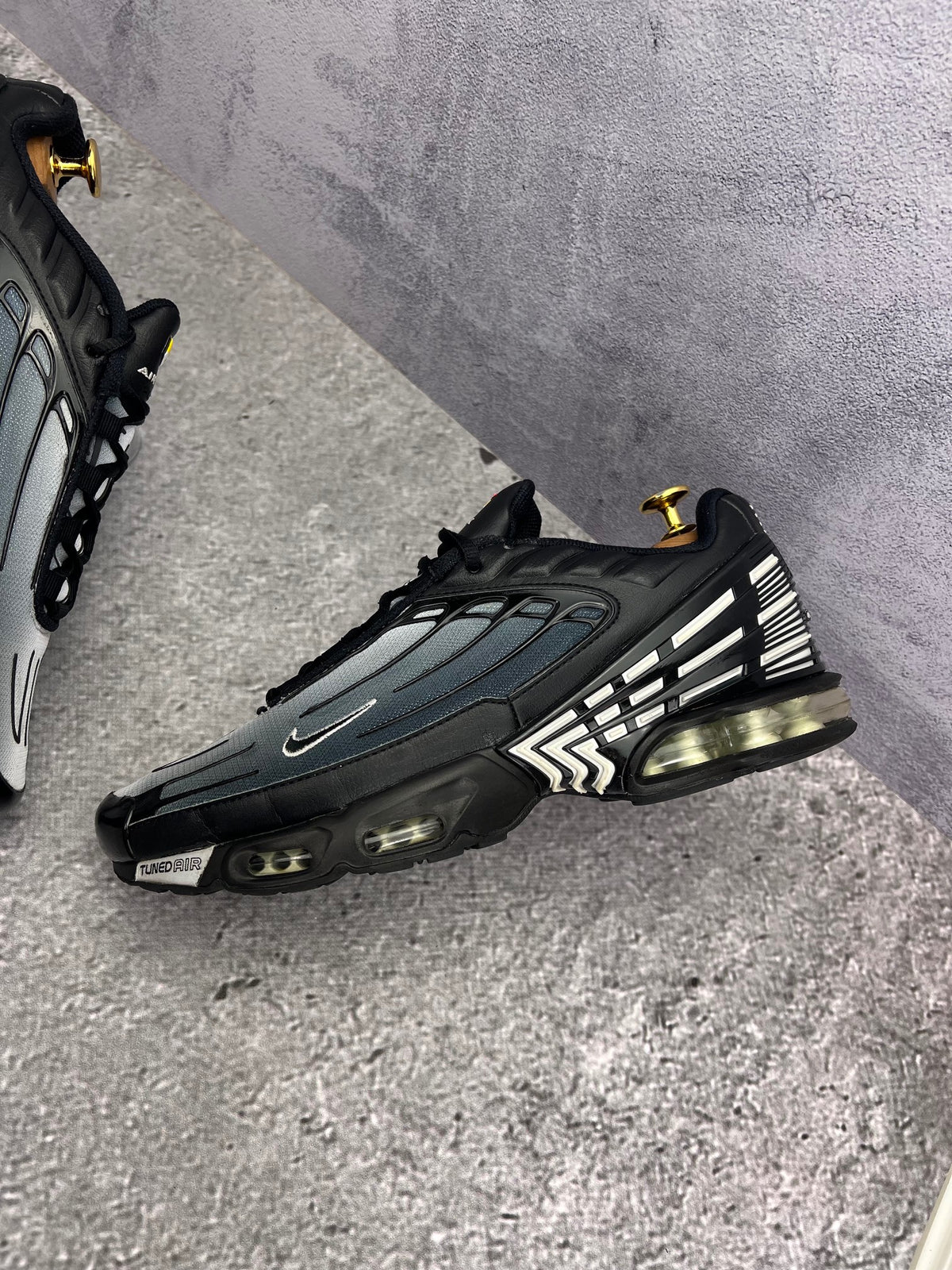 Nike Air Max Plus 3 Black White — buty sportowe męskie w bardzo dobrym stanie rozmiar 44, zewnętrzny panel lewego buta