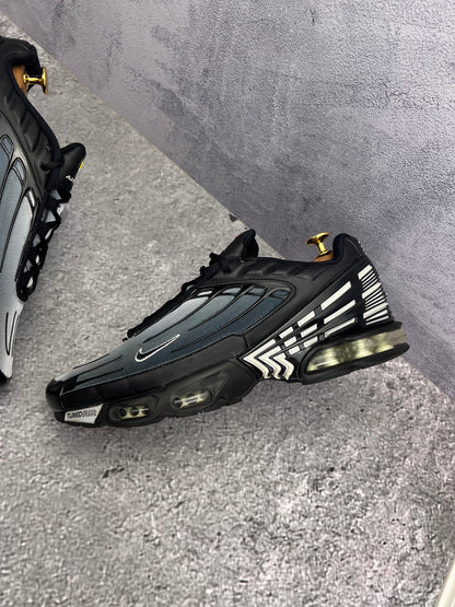 Nike Air Max Plus 3 Black White — buty sportowe męskie w bardzo dobrym stanie rozmiar 44, zewnętrzny panel lewego buta