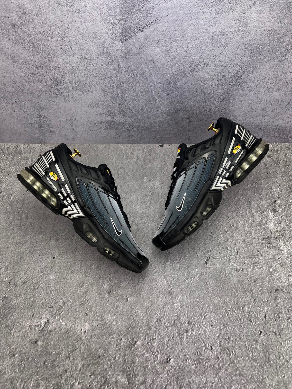 Nike Air Max Plus 3 Black White — buty sportowe męskie w bardzo dobrym stanie rozmiar 44, widok z góry na wewnętrzną stronę butów