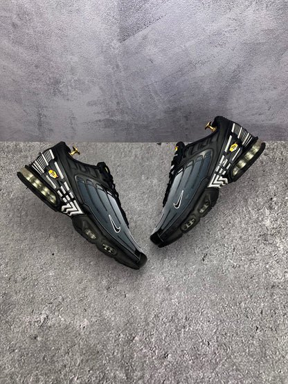 Nike Air Max Plus 3 Black White — buty sportowe męskie w bardzo dobrym stanie rozmiar 44, widok z góry na wewnętrzną stronę butów