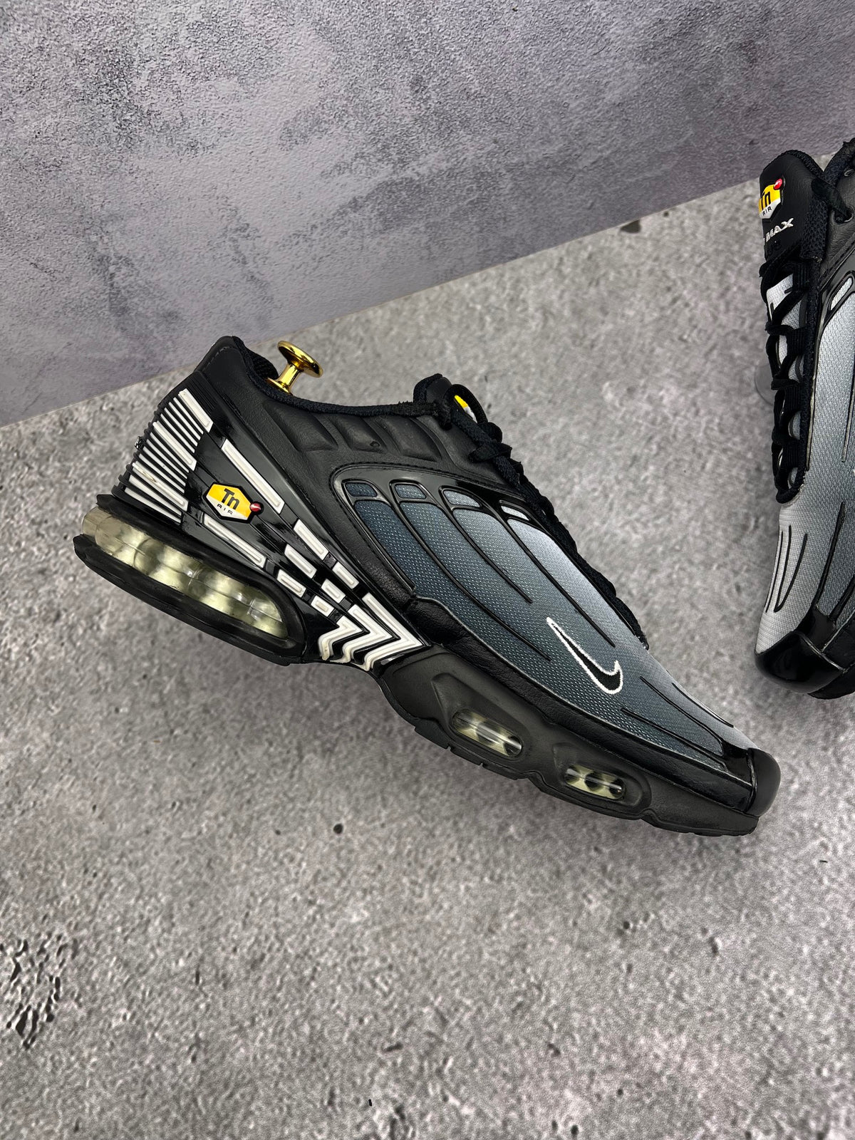 Nike Air Max Plus 3 Black White — buty sportowe męskie w bardzo dobrym stanie rozmiar 44, wewnętrzny panel lewego buta