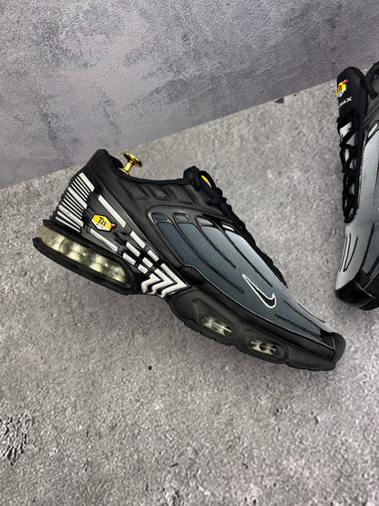 Nike Air Max Plus 3 Black White — buty sportowe męskie w bardzo dobrym stanie rozmiar 44, wewnętrzny panel lewego buta
