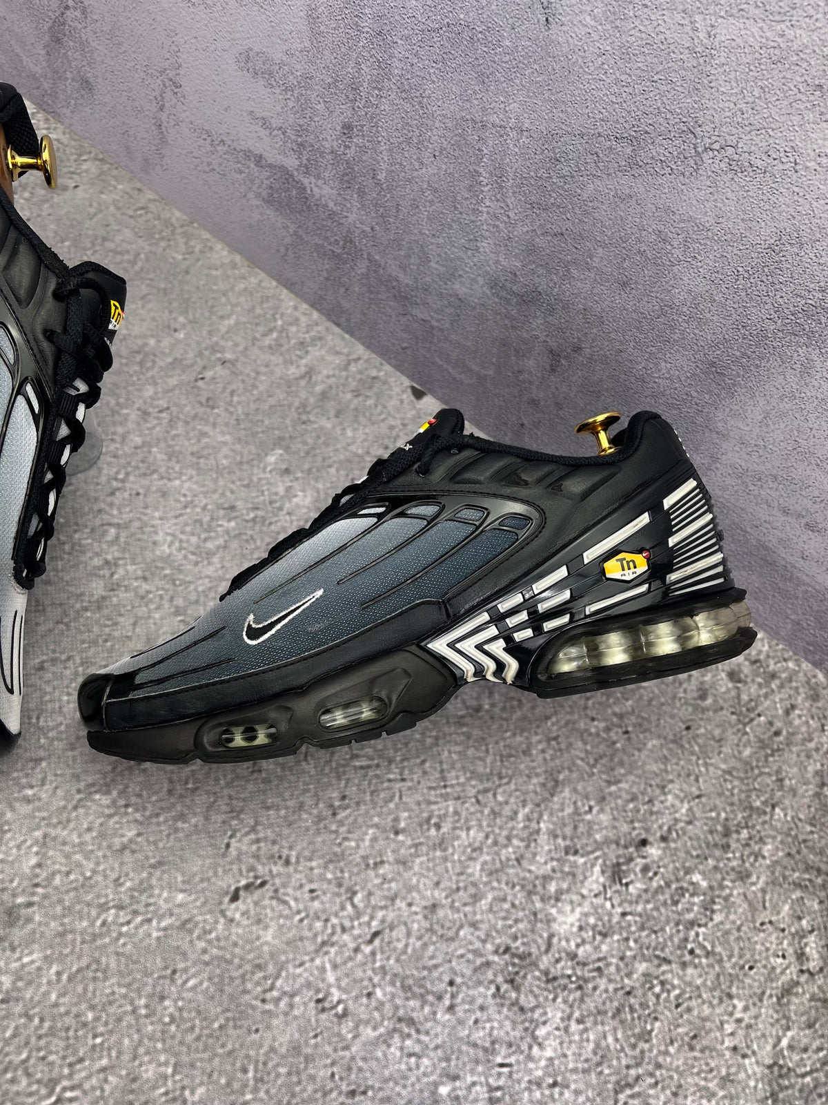Nike Air Max Plus 3 Black White — buty sportowe męskie w bardzo dobrym stanie rozmiar 44, wewnętrzny panel prawego buta