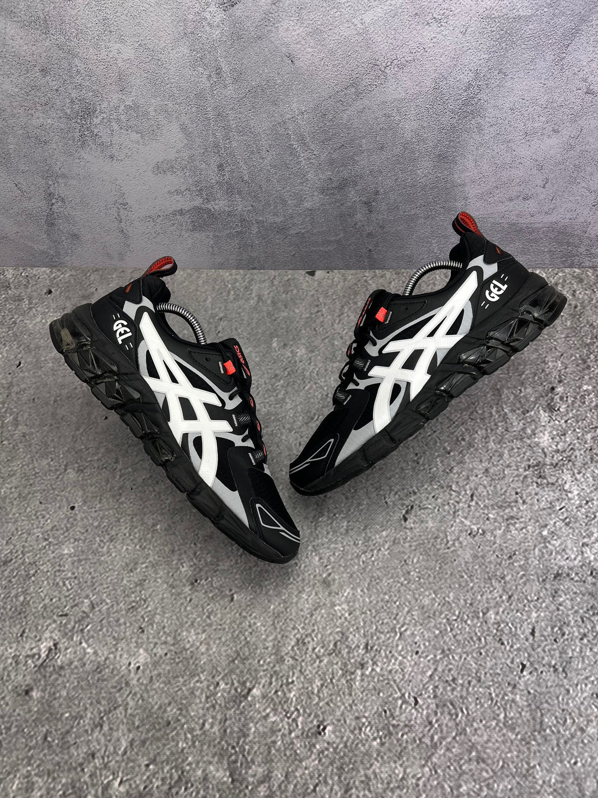 Asics GEL-Quantum 180 — buty sportowe męskie w bardzo dobrym stanie rozmiar 42.5, widok z góry na zewnętrzną stronę butów