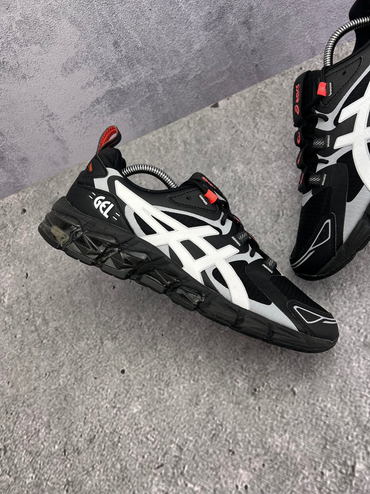 Asics GEL-Quantum 180 — buty sportowe męskie w bardzo dobrym stanie rozmiar 42.5, zewnętrzny panel prawego buta