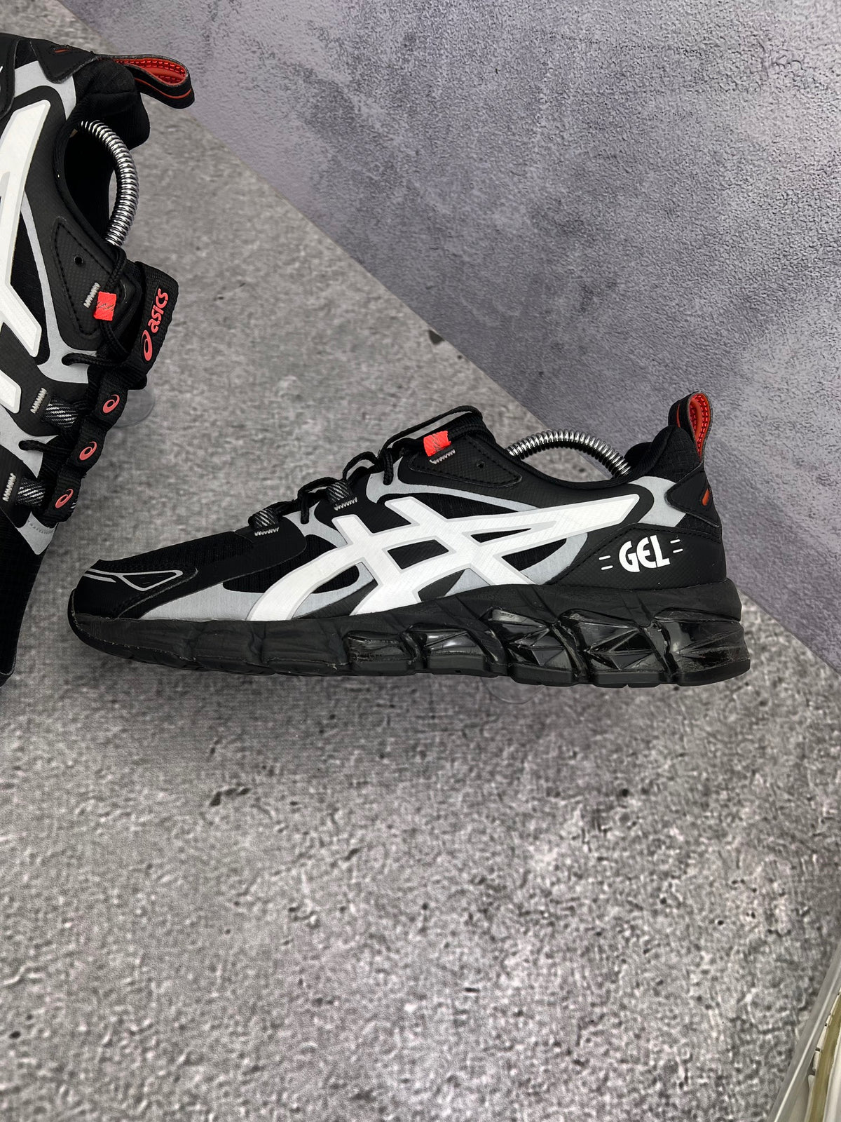 Asics GEL-Quantum 180 — buty sportowe męskie w bardzo dobrym stanie rozmiar 42.5, zewnętrzny panel lewego buta