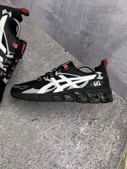 Asics GEL-Quantum 180 — buty sportowe męskie w bardzo dobrym stanie rozmiar 42.5, zewnętrzny panel lewego buta