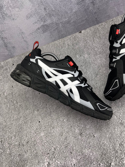 Asics GEL-Quantum 180 — buty sportowe męskie w bardzo dobrym stanie rozmiar 42.5, widok z góry na wewnętrzną stronę butów