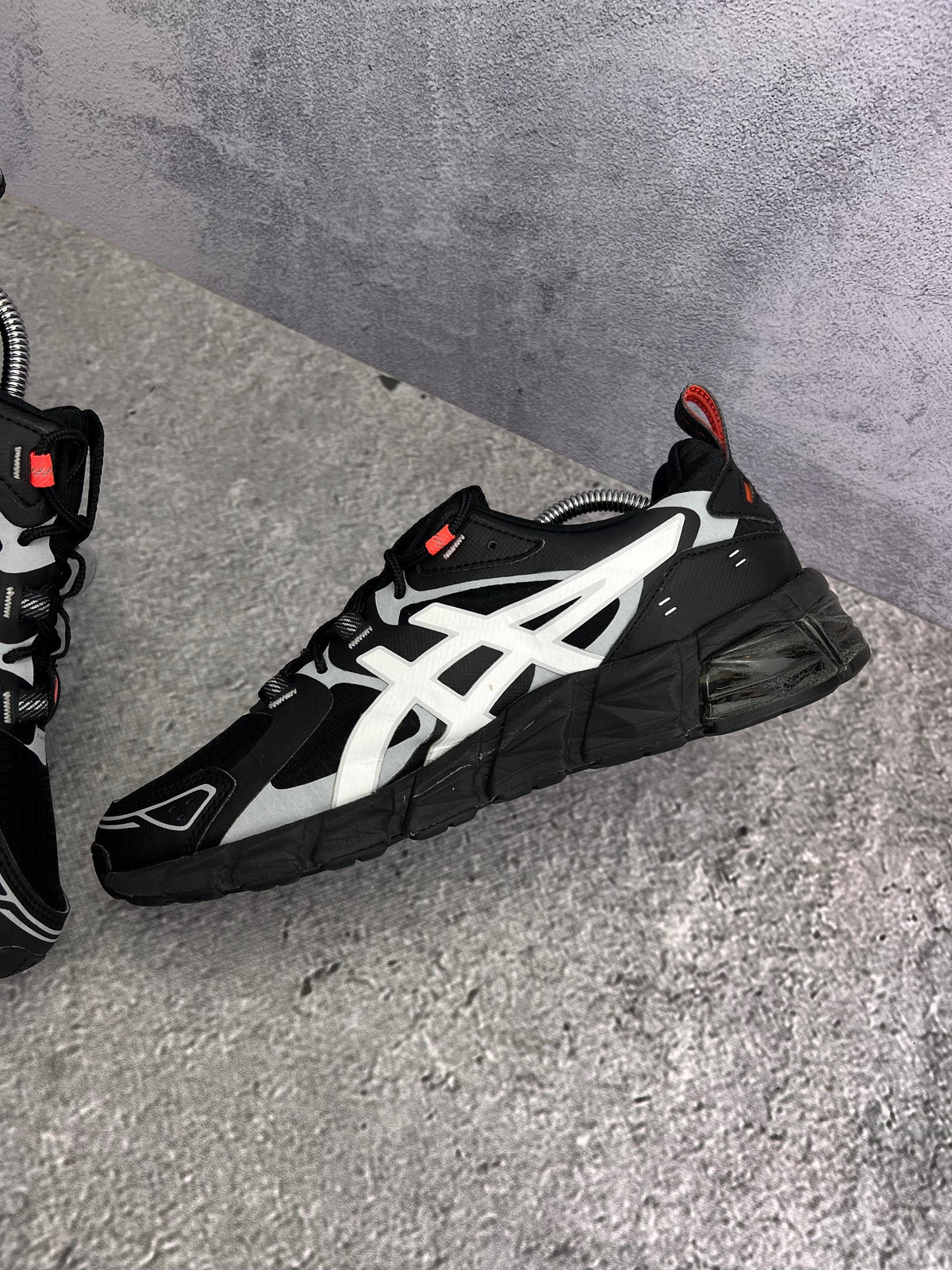 Asics GEL-Quantum 180 — buty sportowe męskie w bardzo dobrym stanie rozmiar 42.5, wewnętrzny panel lewego buta