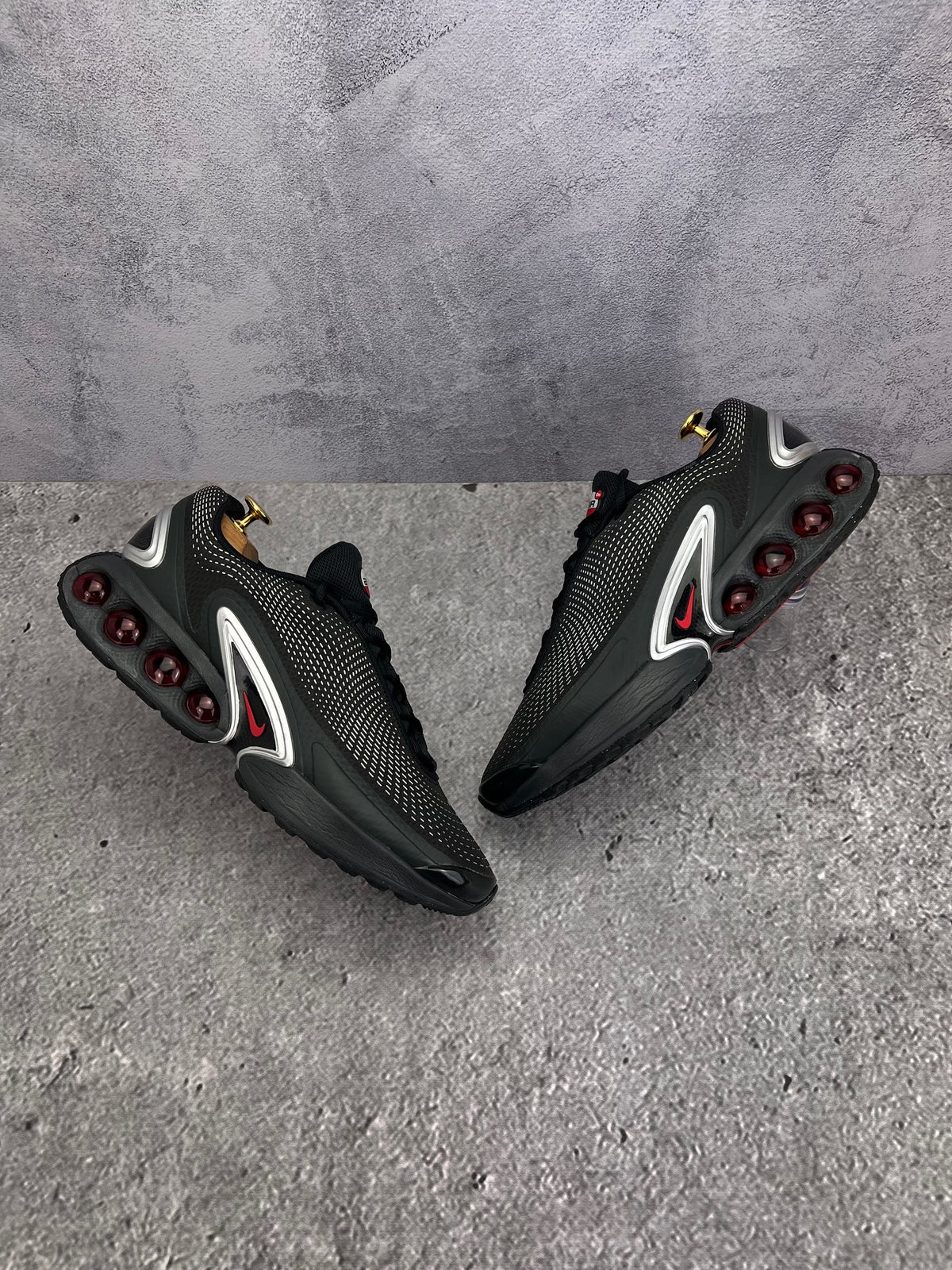Nike Air Max Dn — buty sportowe męskie w bardzo dobrym stanie rozmiar 44, widok z góry na zewnętrzną stronę butów