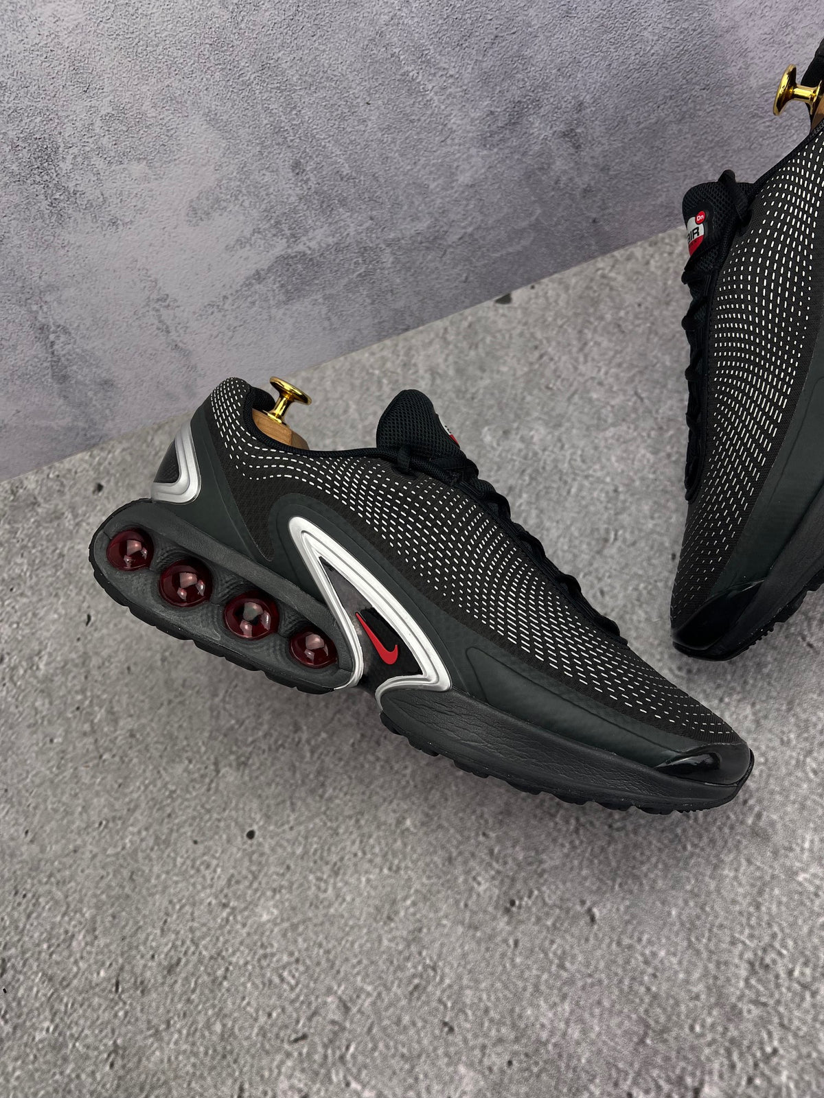 Nike Air Max Dn — buty sportowe męskie w bardzo dobrym stanie rozmiar 44, zewnętrzny panel prawego buta