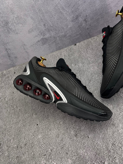 Nike Air Max Dn — buty sportowe męskie w bardzo dobrym stanie rozmiar 44, zewnętrzny panel prawego buta