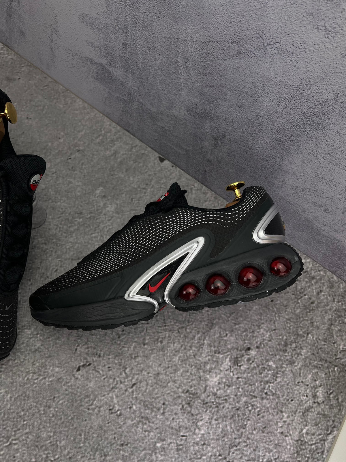 Nike Air Max Dn — buty sportowe męskie w bardzo dobrym stanie rozmiar 44, zewnętrzny panel lewego buta
