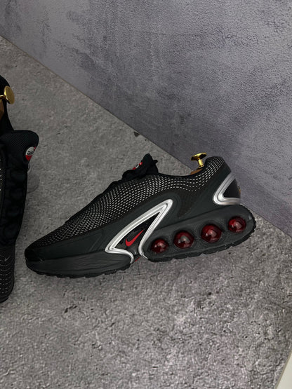 Nike Air Max Dn — buty sportowe męskie w bardzo dobrym stanie rozmiar 44, zewnętrzny panel lewego buta