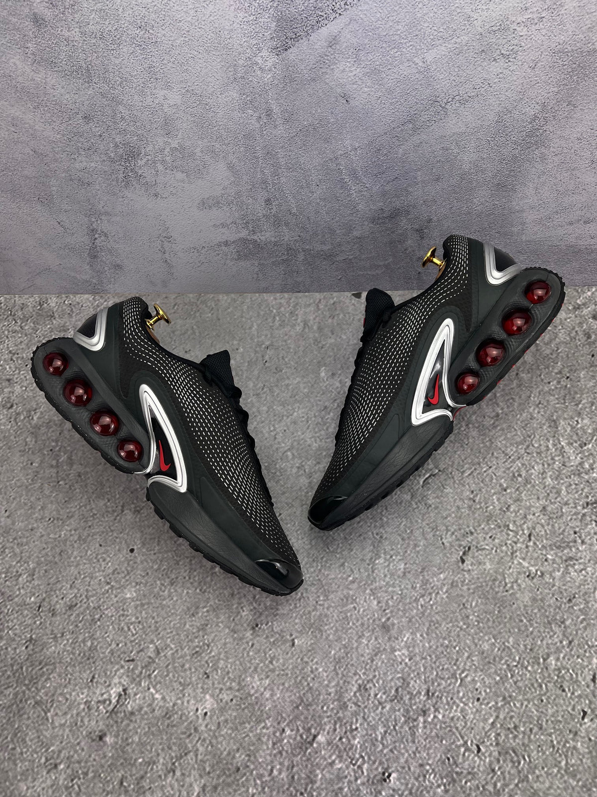 Nike Air Max Dn — buty sportowe męskie w bardzo dobrym stanie rozmiar 44, widok z góry na wewnętrzną stronę butów