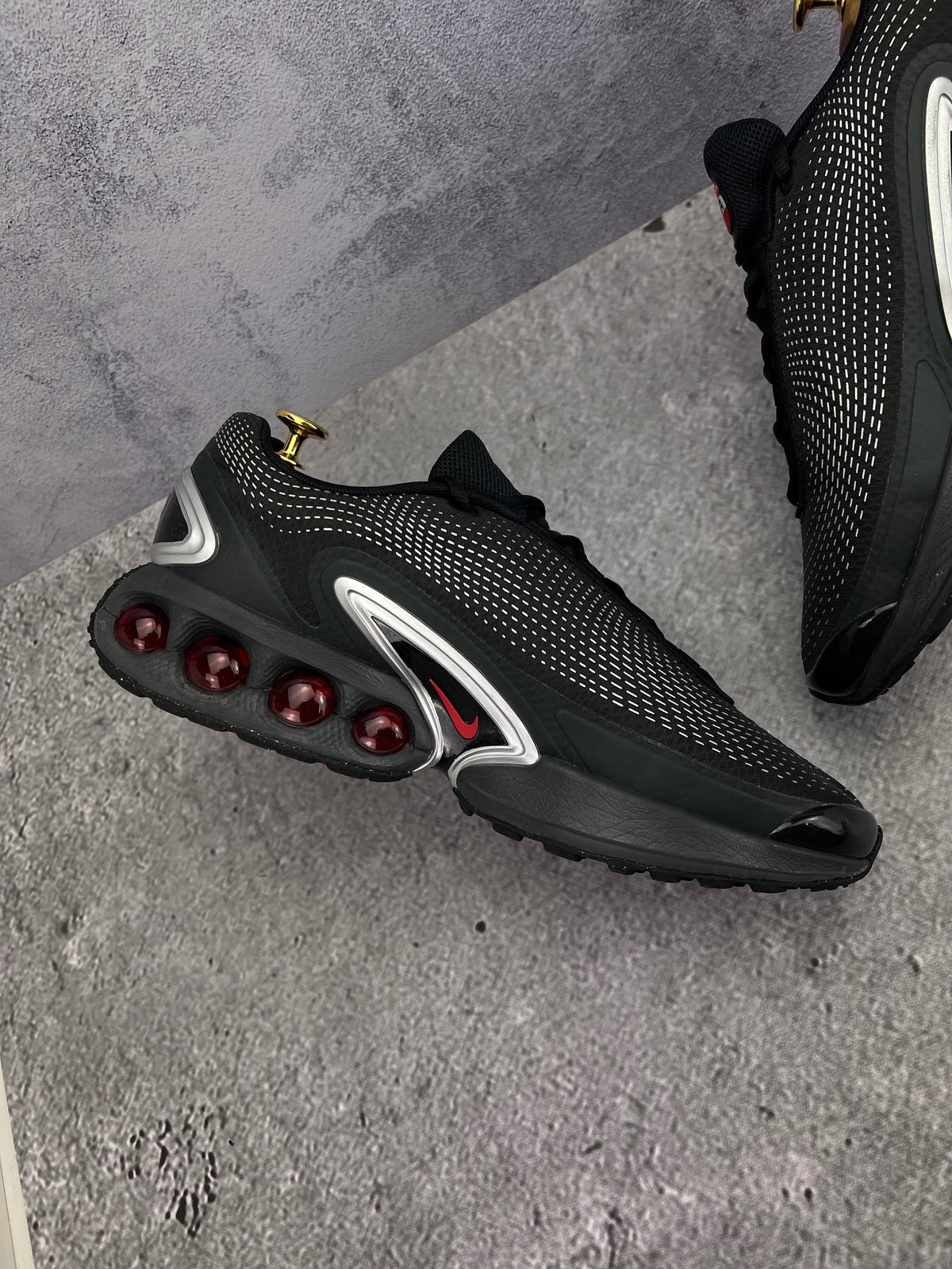 Nike Air Max Dn — buty sportowe męskie w bardzo dobrym stanie rozmiar 44, wewnętrzny panel lewego buta