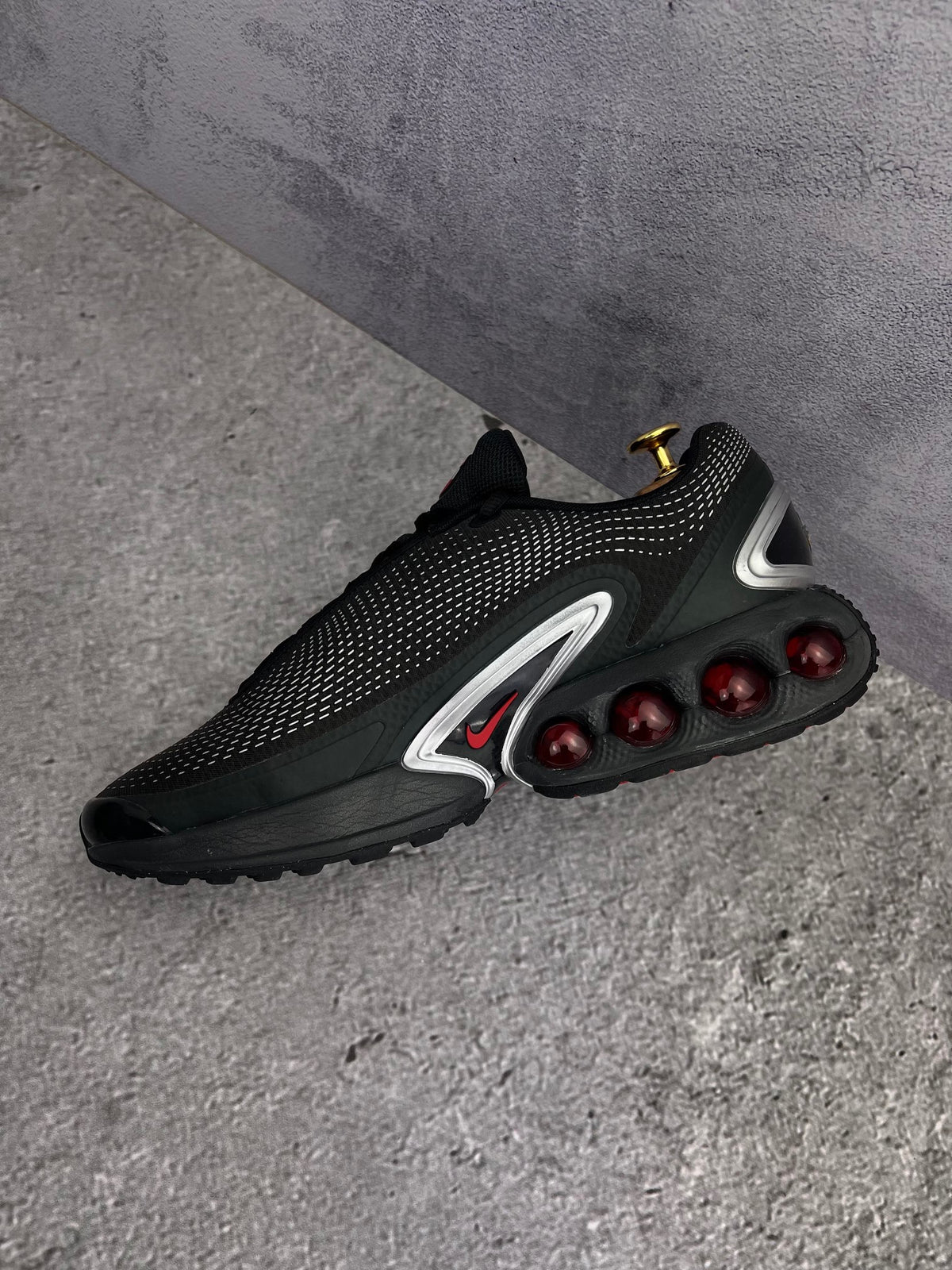 Nike Air Max Dn — buty sportowe męskie w bardzo dobrym stanie rozmiar 44, wewnętrzny panel prawego buta