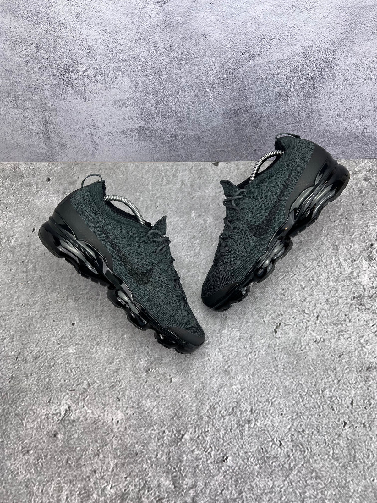 Nike Air VaporMax 2023 Flyknit Anthracite Black — buty sportowe męskie w bardzo dobrym stanie rozmiar 42.5, widok z góry na zewnętrzną stronę butów