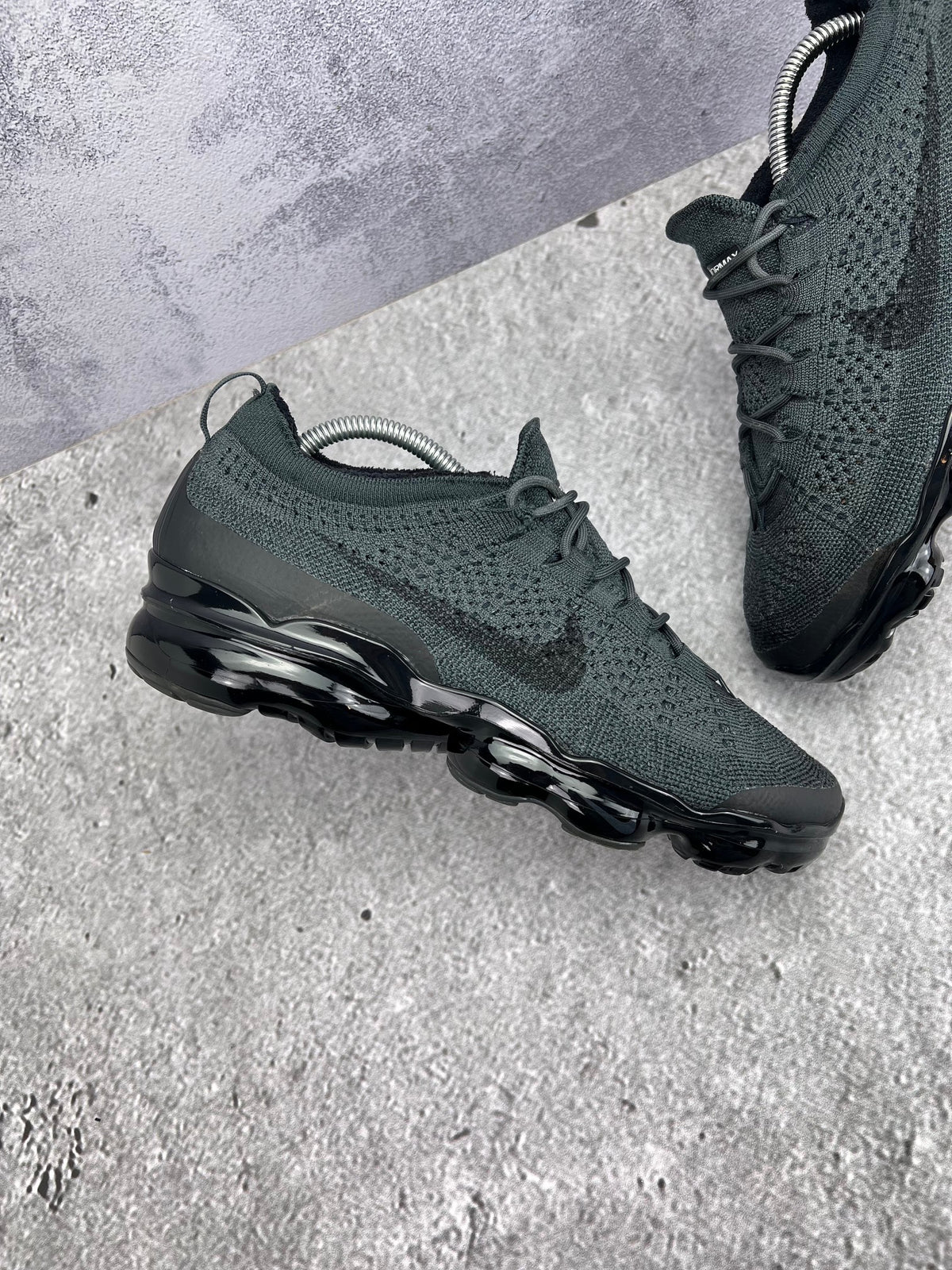 Nike Air VaporMax 2023 Flyknit Anthracite Black — buty sportowe męskie w bardzo dobrym stanie rozmiar 42.5, zewnętrzny panel prawego buta