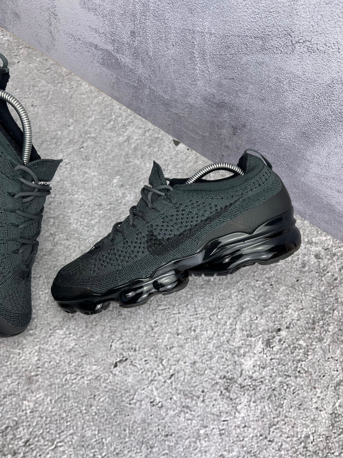 Nike Air VaporMax 2023 Flyknit Anthracite Black — buty sportowe męskie w bardzo dobrym stanie rozmiar 42.5, zewnętrzny panel lewego buta