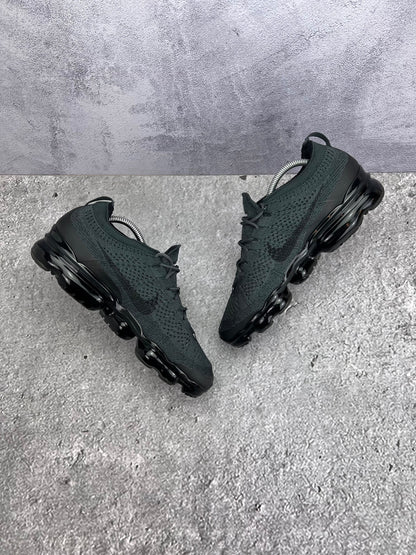 Nike Air VaporMax 2023 Flyknit Anthracite Black — buty sportowe męskie w bardzo dobrym stanie rozmiar 42.5, widok z góry na wewnętrzną stronę butów