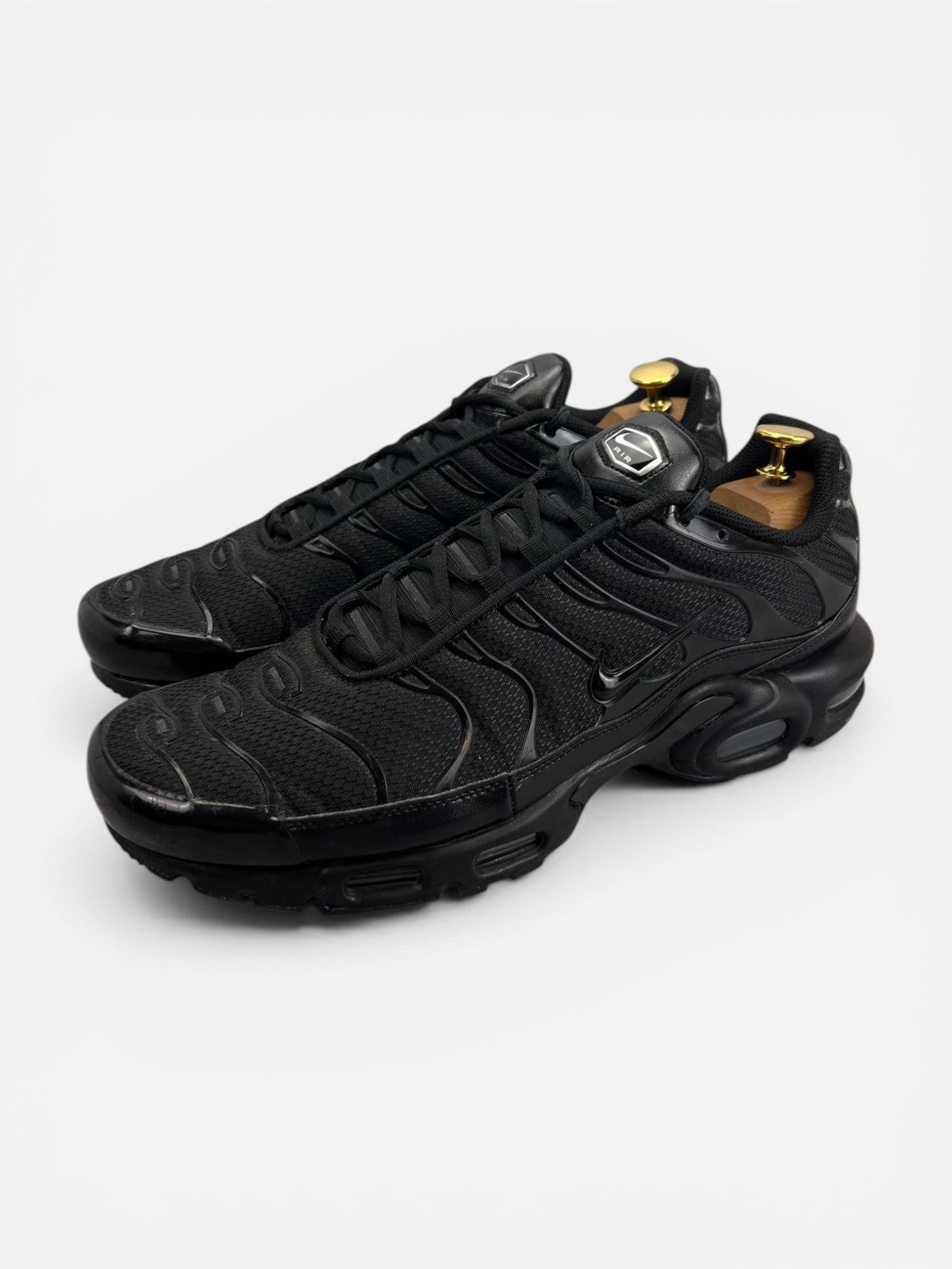 Nike Air Max Plus Triple Black — buty sportowe męskie w bardzo dobrym stanie rozmiar 46, widok z boku