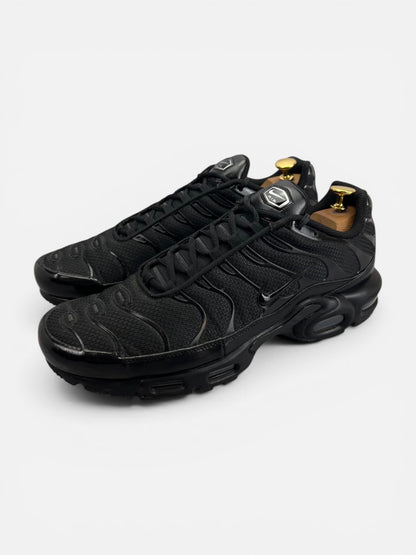 Nike Air Max Plus Triple Black — buty sportowe męskie w bardzo dobrym stanie rozmiar 46, widok z boku