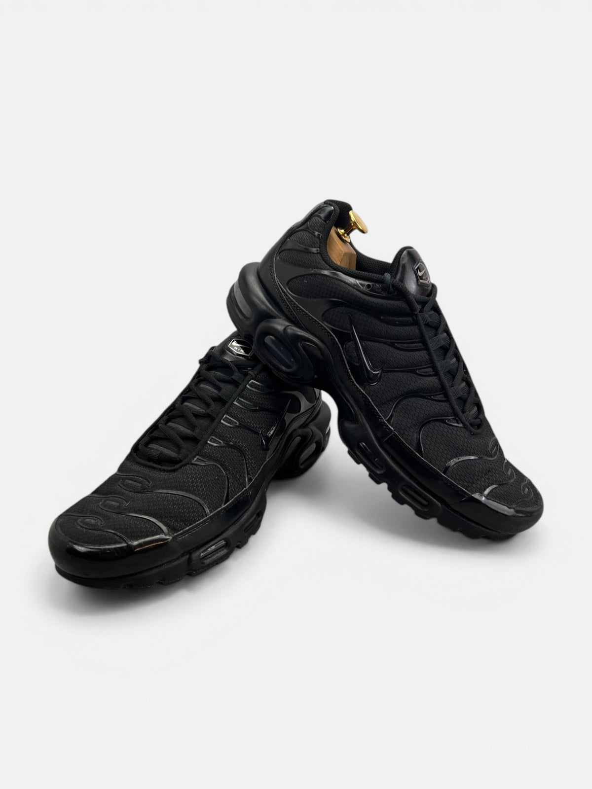 Nike Air Max Plus Triple Black — buty sportowe męskie w bardzo dobrym stanie rozmiar 46, boczny profil
