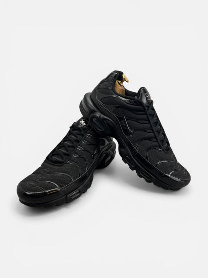 Nike Air Max Plus Triple Black — buty sportowe męskie w bardzo dobrym stanie rozmiar 46, boczny profil