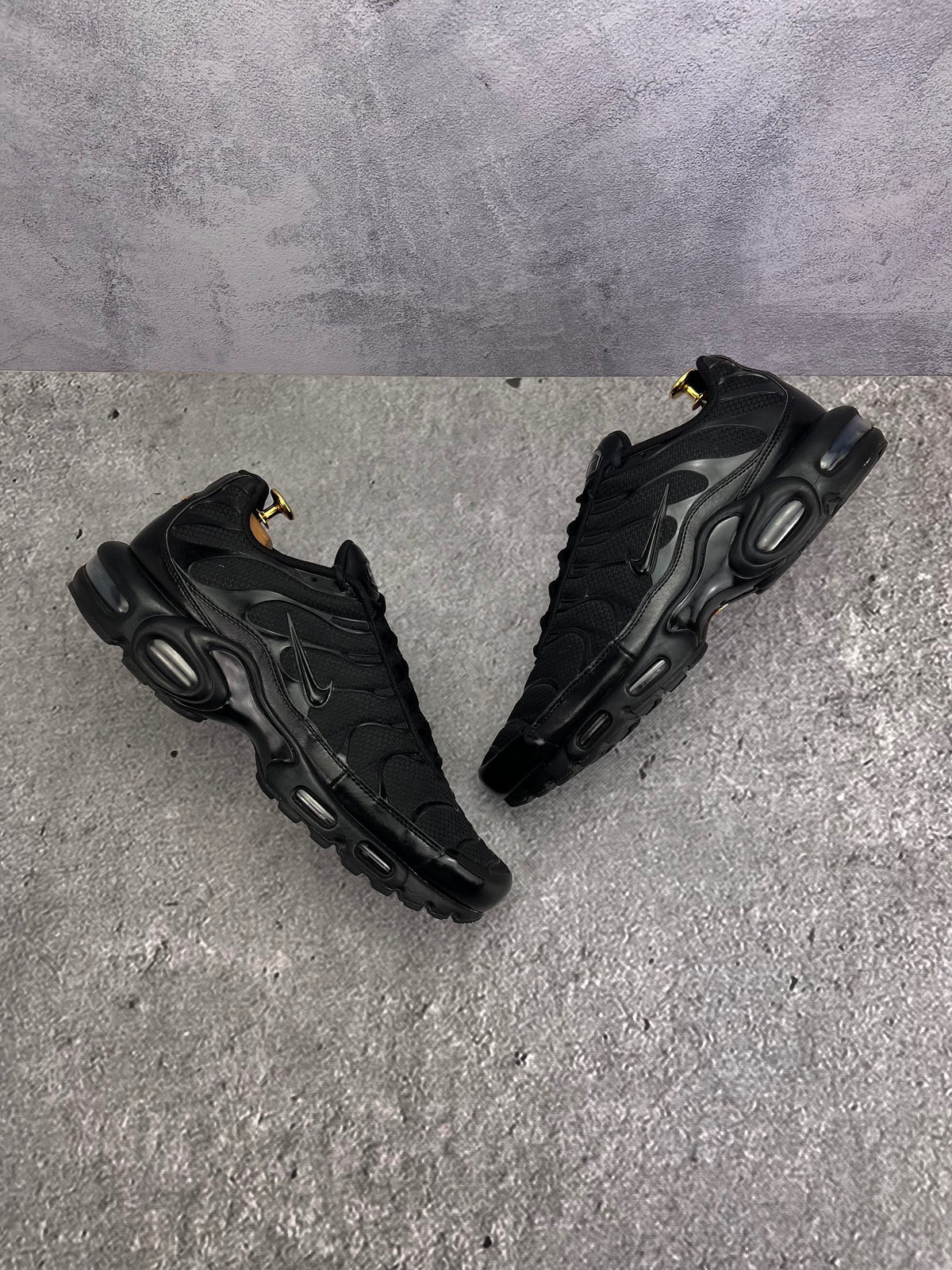 Nike Air Max Plus Triple Black — buty sportowe męskie w bardzo dobrym stanie rozmiar 46, widok z góry na zewnętrzną stronę butów