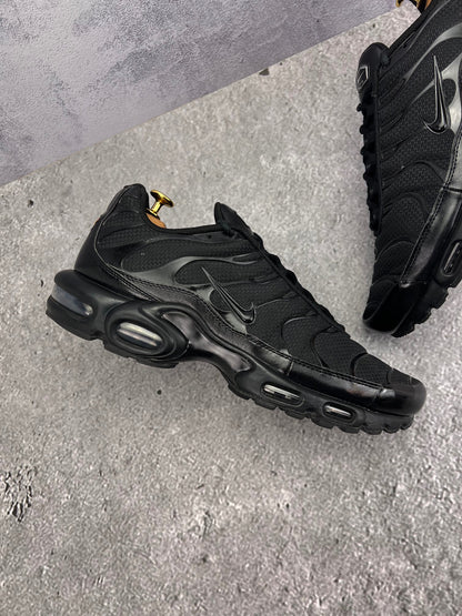 Nike Air Max Plus Triple Black — buty sportowe męskie w bardzo dobrym stanie rozmiar 46, zewnętrzny panel prawego buta