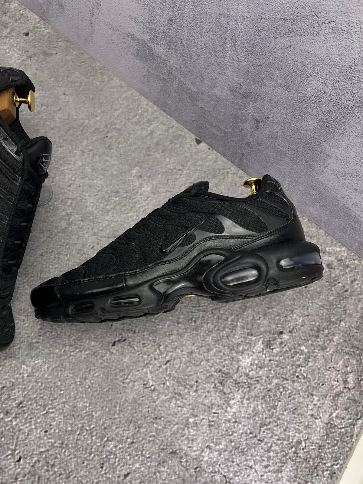 Nike Air Max Plus Triple Black — buty sportowe męskie w bardzo dobrym stanie rozmiar 46, zewnętrzny panel lewego buta