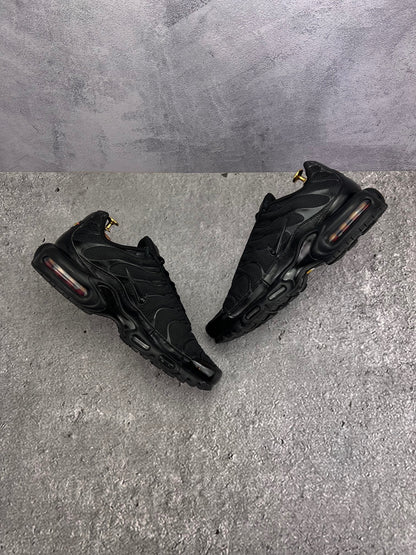 Nike Air Max Plus Triple Black — buty sportowe męskie w bardzo dobrym stanie rozmiar 46, widok z góry na wewnętrzną stronę butów