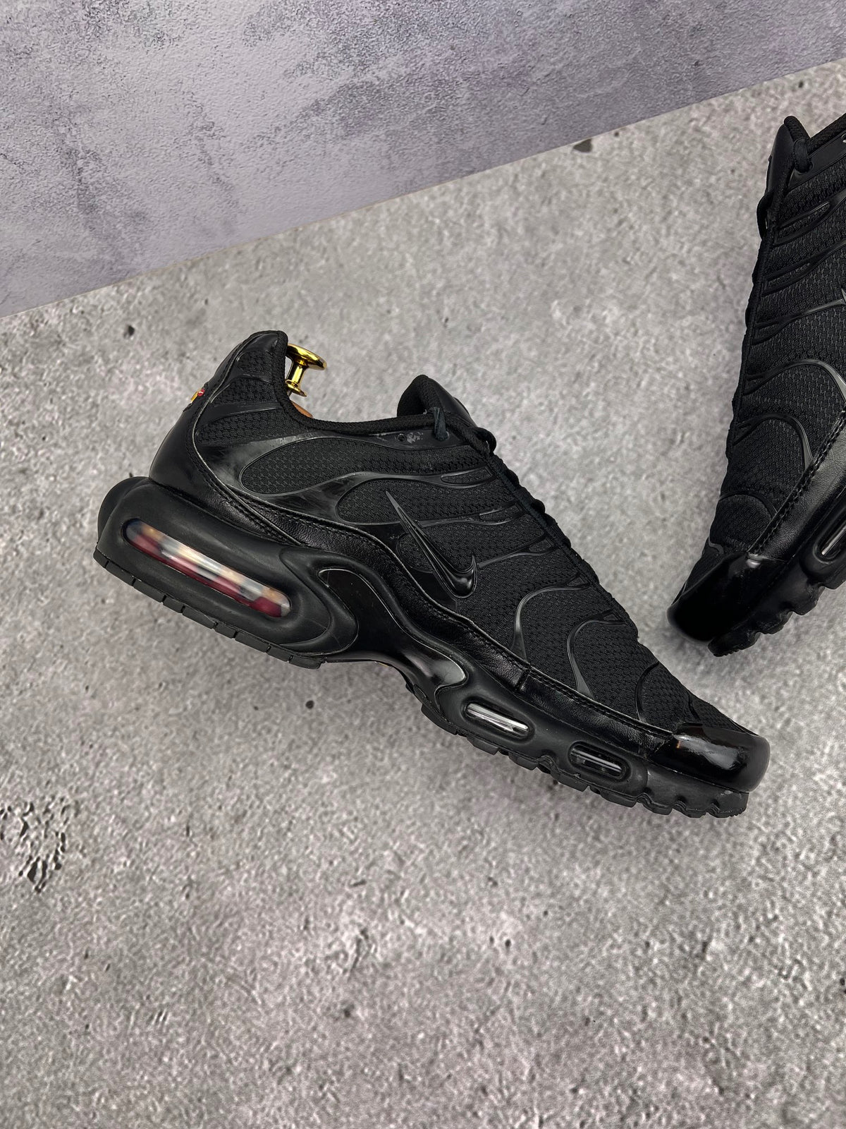 Nike Air Max Plus Triple Black — buty sportowe męskie w bardzo dobrym stanie rozmiar 46, wewnętrzny panel lewego buta