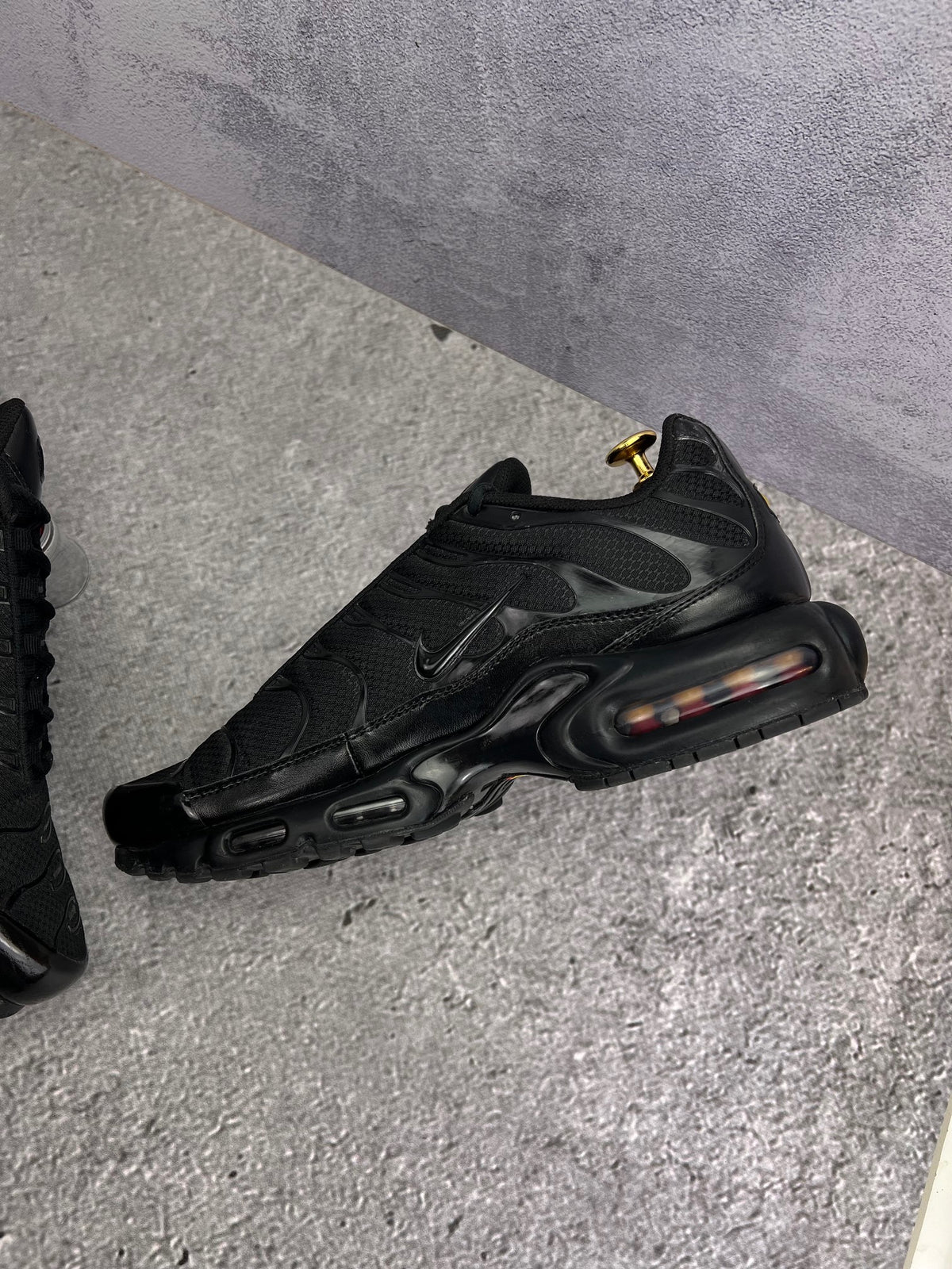 Nike Air Max Plus Triple Black — buty sportowe męskie w bardzo dobrym stanie rozmiar 46, wewnętrzny panel prawego buta