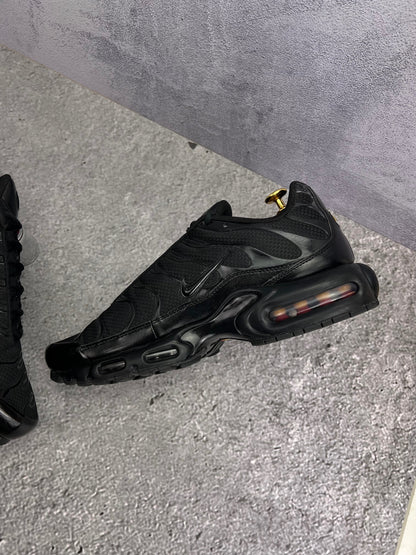 Nike Air Max Plus Triple Black — buty sportowe męskie w bardzo dobrym stanie rozmiar 46, wewnętrzny panel prawego buta