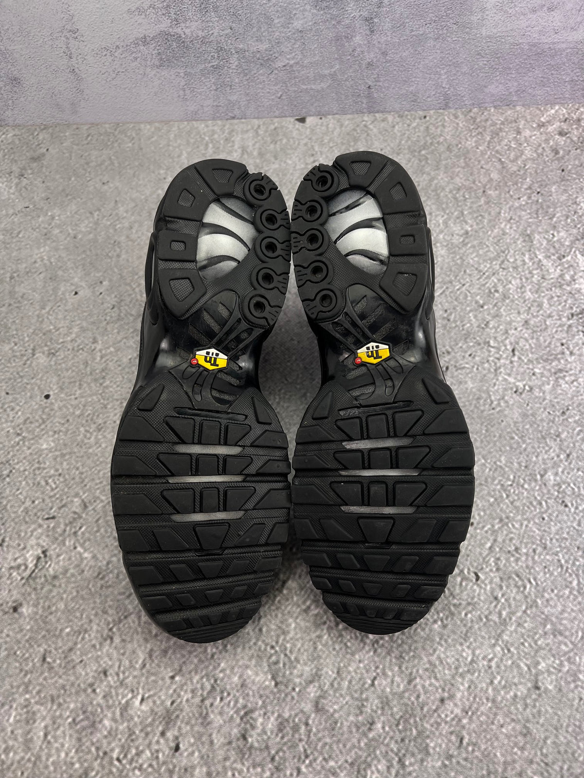 Nike Air Max Plus Triple Black — buty sportowe męskie w bardzo dobrym stanie rozmiar 46, widok z tyłu